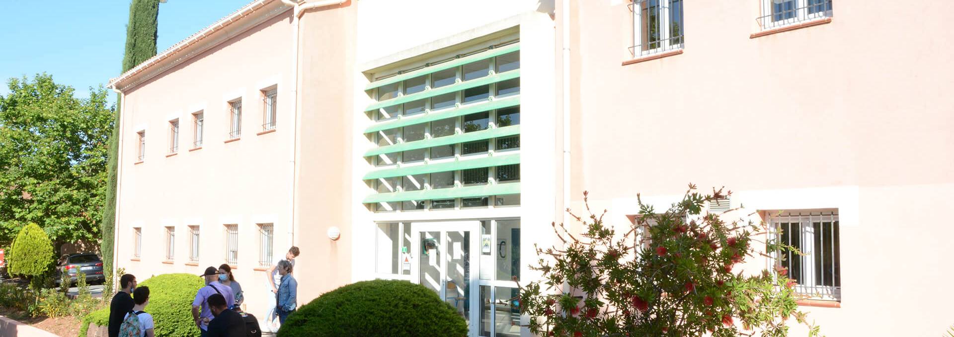 structure accueil le cannet des maures